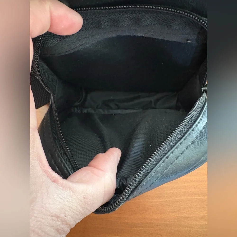 Like new black vintage Polaroid 600 camera bag.  Three pocket areas.